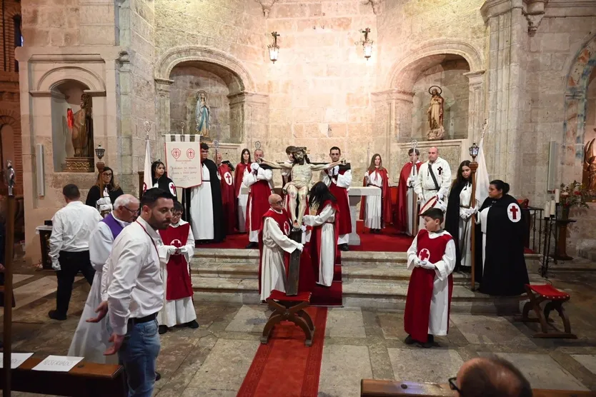 Besapiés del Santísimo Cristo de la Expiración en el Martes Santo en Ciudad Rodrigo
