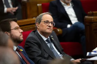 El vicepresidente del Govern y consejero de Economía y Hacienda, Pere Aragonès y el presidente de la Generalitat de Catalunya, Quim Torra en sus escaños durante una sesión plenaria del Parlament,