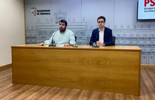 José Luis Mateos, portavoz del PSOE en el Ayuntamiento de Salamanca, y Álvaro Antolín, concejal del Ayuntamiento, en una rueda de prensa sobre la vivienda en la capital del Tormes