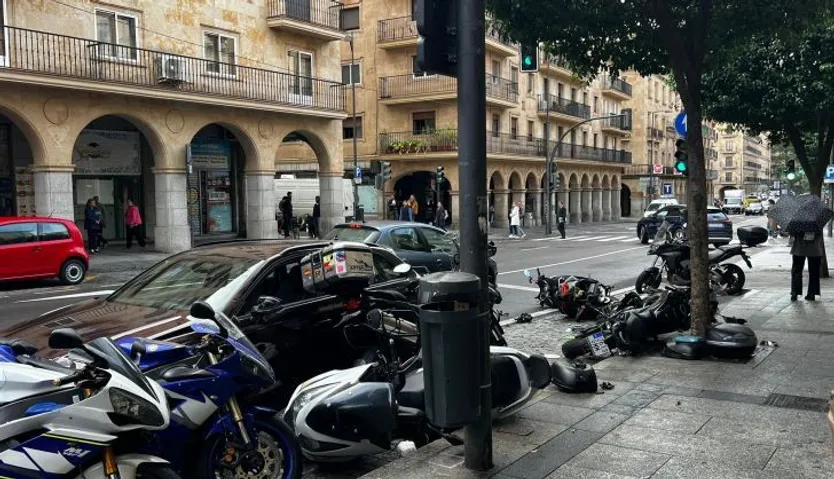 Un coche arrolla varias motos en la Gran Vía