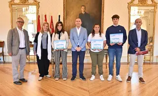 Luis Sánchez Arévalo concejal de Educación junto a los ganadores