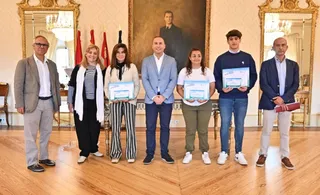 Luis Sánchez Arévalo concejal de Educación junto a los ganadores