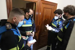 GALERÍA | Reportaje con la Policía Local en el turno de tarde para comprobar terrazas y mascarillas.