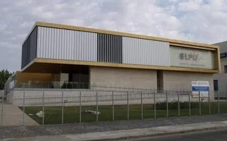 El profesor Hiroaki Nishimura visita el Centro del Láser en busca de sinergias
