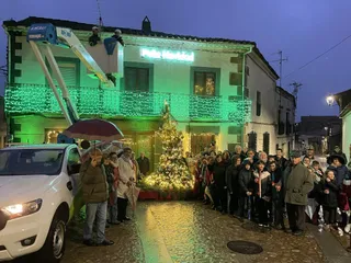 2022 12 16. Brilla el árbol de Navidad de Damajuanas Fuenteguinaldo