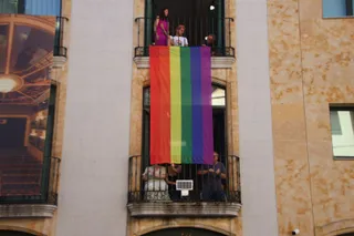 Colocación de la bandera con motivo del Día Internacional del Orgullo LGTBI+ | Andrea M.
