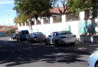Coches aparcados sobre la acera en la calle Miróbriga