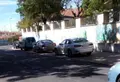 Coches aparcados sobre la acera en la calle Miróbriga