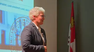 La Premio Nobel de Física 2023 Anne L'Huillier imparte un seminario sobre los últimos avances en pulsos ultracortos y su impacto en la exploración de la dinámica electrónica en la materia