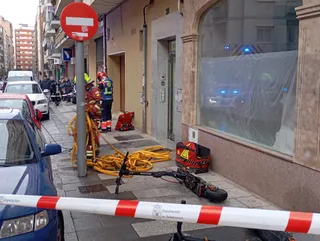 El incendio de un patinete eléctrico provoca el desalojo de un edificio en la calle Bolívar