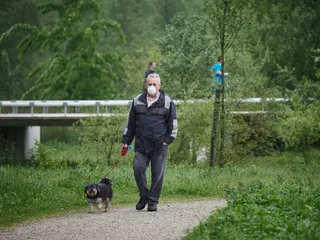 Una persona sale a pasear con su perro. | EP
