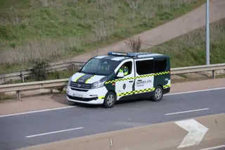 Furgón de la Guardia Civil de Tráfico en carretera. Foto de archivo Andrea M.