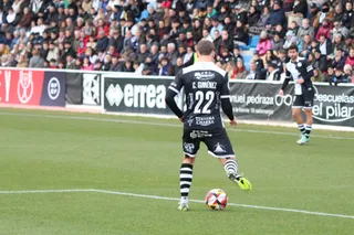 Carlos Giménez da un pase a Álvaro Gómez | FOTO SALAMANCA24HORAS.COM