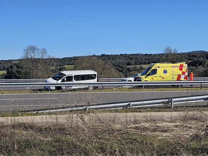 Accidente entre una furgoneta y un camión en la A-66