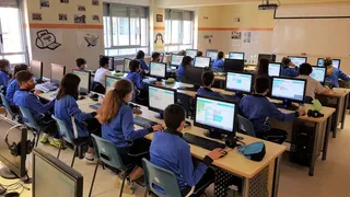 Varios escolares en un aula de informática de un colegio