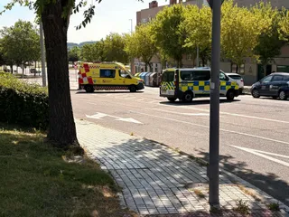 Ambulancia y Policía Local en el Camino Estrecho de la Aldehuela