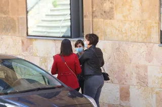 La 'mentirosa del pegamento', de frente, en una de sus visitas a los Juzgados de Salamanca para denunciar a algún medio de comunicación