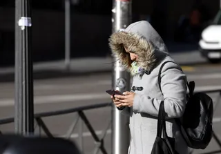 Una mujer se protege del frío
