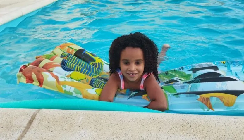 Fatma en la piscina