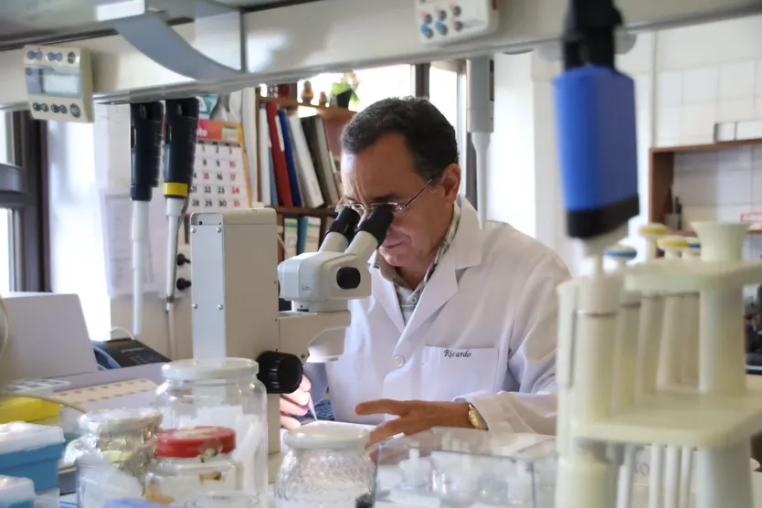 Ricardo Pérez, investigador del IRNASA que trabaja en el suministro de test que permitan la detección de garrapatas en granjas de cerdos