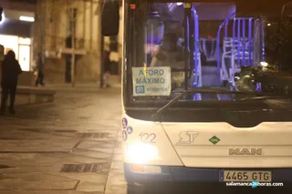 Autobús de Salamanca por la noche, todavía con restricciones de aforo por el COVID-19