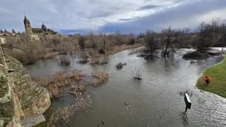 Inundada la ribera del Tormes a su paso por Salamanca por las fuertes lluvias | Andrea Mateos