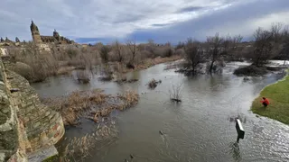 Inundada la ribera del Tormes a su paso por Salamanca por las fuertes lluvias | Andrea Mateos