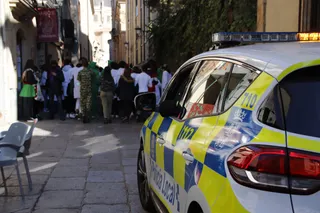 Un coche de la Policía Local controla un grupo de jóvenes de fiesta en Salamanca