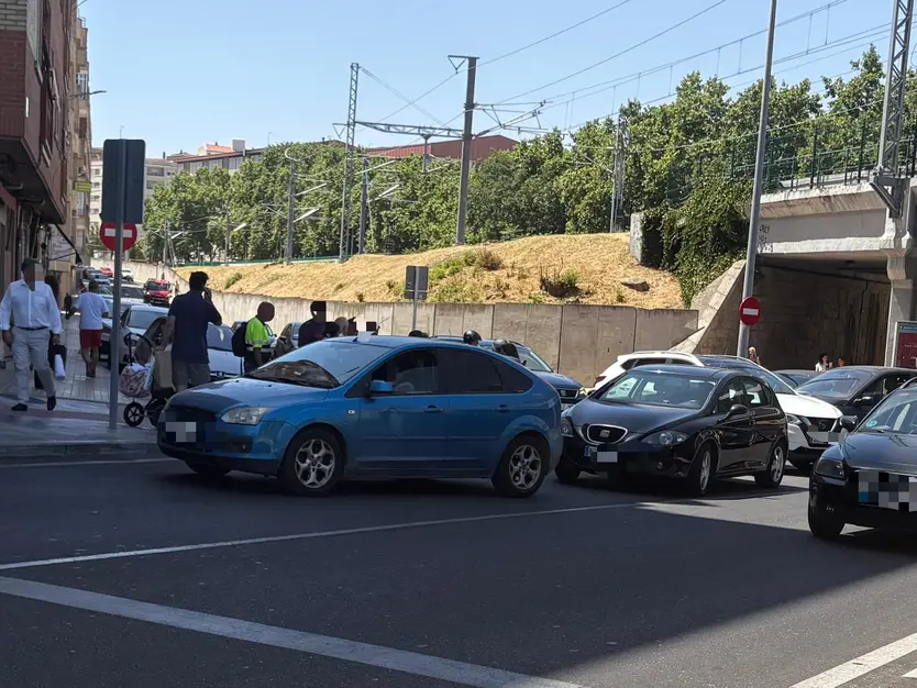 Una Mujer Es Atropellada Por Un Coche En El Cruce Entre La Calle Espronceda Y La Avenida De Los Comuneros