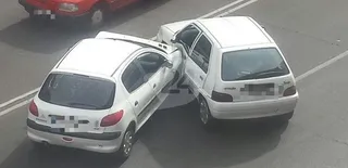Tres heridos en una colisión entre dos coches en el paseo de la Estación