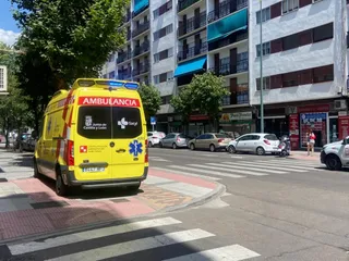 Ambulancia en el paseo del Alto del Rollo. Foto de archivo