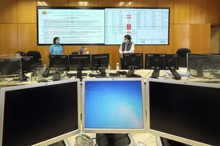 El presidente de la Junta, Alfonso Fernández Mañueco, en una visita las instalaciones del Servicio de Emergencias de Castilla y León 112. | FOTO: ICAL