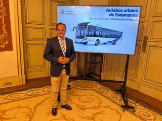 El concejal de Tráfico, Ángel Molina informando sobre novedades en el autobús urbano | Salamanca24horas