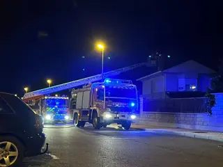 Intervención de los bomberos en la chimenea de una vivienda en Villamayor