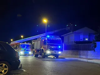 Intervención de los bomberos en la chimenea de una vivienda en Villamayor