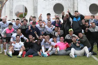 Los jugadores del Ciudad Rodrigo celebran el triunfo ante el Atlético Mansillés