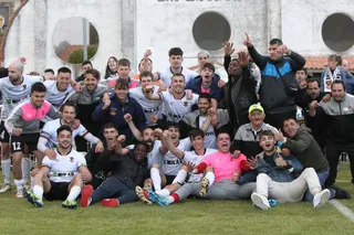 Los jugadores del Ciudad Rodrigo celebran el triunfo ante el Atlético Mansillés