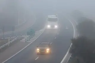 Vicente / ICAL. La niebla dificulta la circulación en la A-62, a la altura de Ciudad Rodrigo(Salamanca), diciembre de 2024