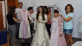 Talleres de elaboración de los trajes de las vísperas nupciales en Aldeatejada