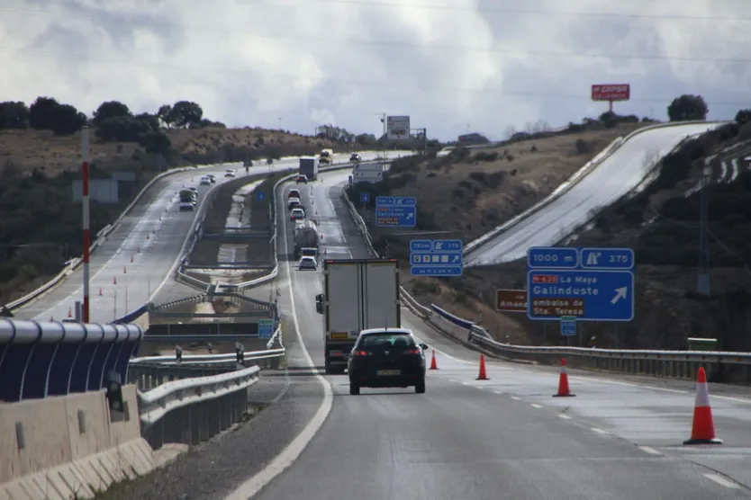 Corte de un caril en la a66 de Fresno Alhándiga - Montejo por baches