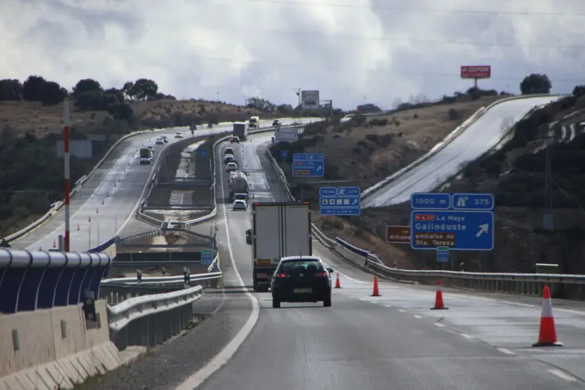 Corte de un caril en la a66 de Fresno Alhándiga - Montejo por baches