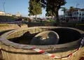 La Guardia Civil precinta la fuente del Arco, lugar en el que se ha producido el accidente mortal de un menor