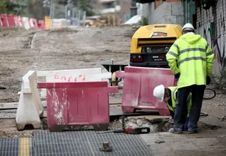 Varios obreros trabajando en unas obras. Foto EP