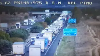 Imagen de la retención facilitada por la cámara de la DGT en la A 62. Foto de archivo.