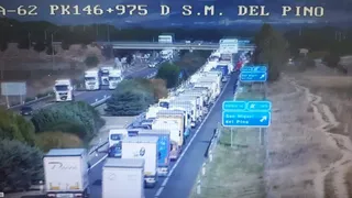 Imagen de la retención facilitada por la cámara de la DGT en la A 62. Foto de archivo.