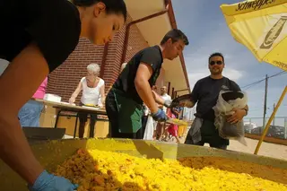 La paella popular, gran atractivo del viernes festivo en Gomecello