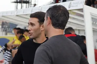 Javi Medina charla con Jandro antes del encuentro.