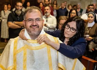 Teresa Anciones, mujer de Daniel Melgo, le ayuda a poner la dalmática en la Catedral de Ciudad Rodrigo. José Vicente