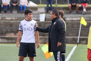 Víctor Hugo Mora da instrucciones a uno de sus jugadores ante la UD Sur de Liga Nacional | FOTO ANDREA MATEOS