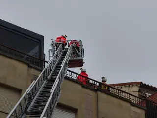Una antena cae en la vía pública en el paseo del Gran Capitán | Anass Álvarez